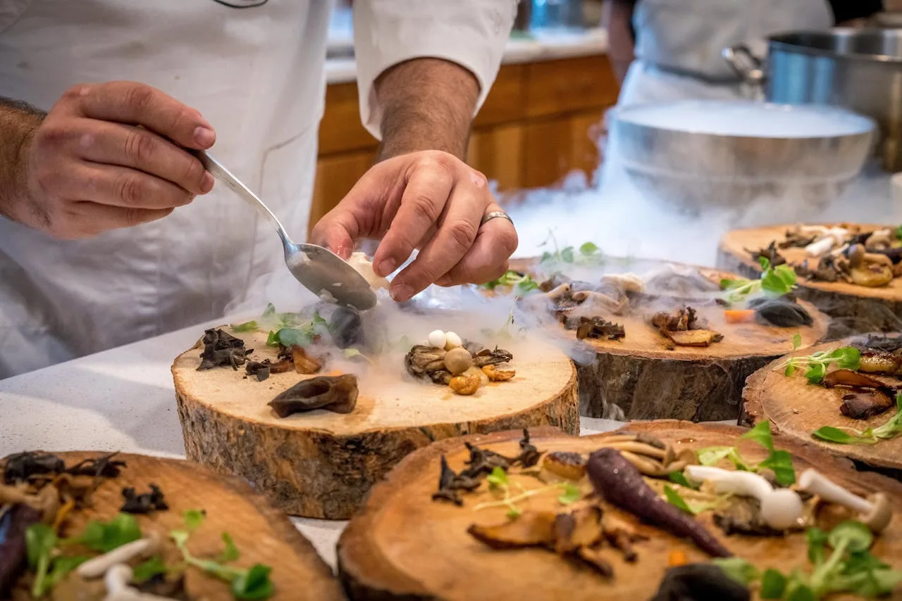 Cocinero aplicando técnicas culinarias en cocina de restaurante