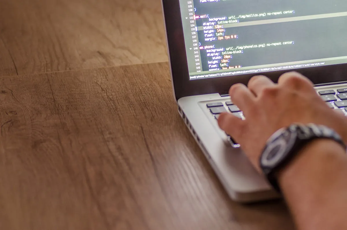 Técnico en sistemas de información trabajando con datos en Turbaco