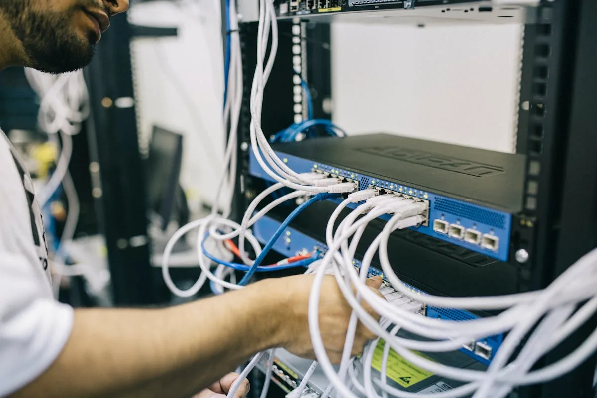 Técnico instalando servidor y configurando red de datos