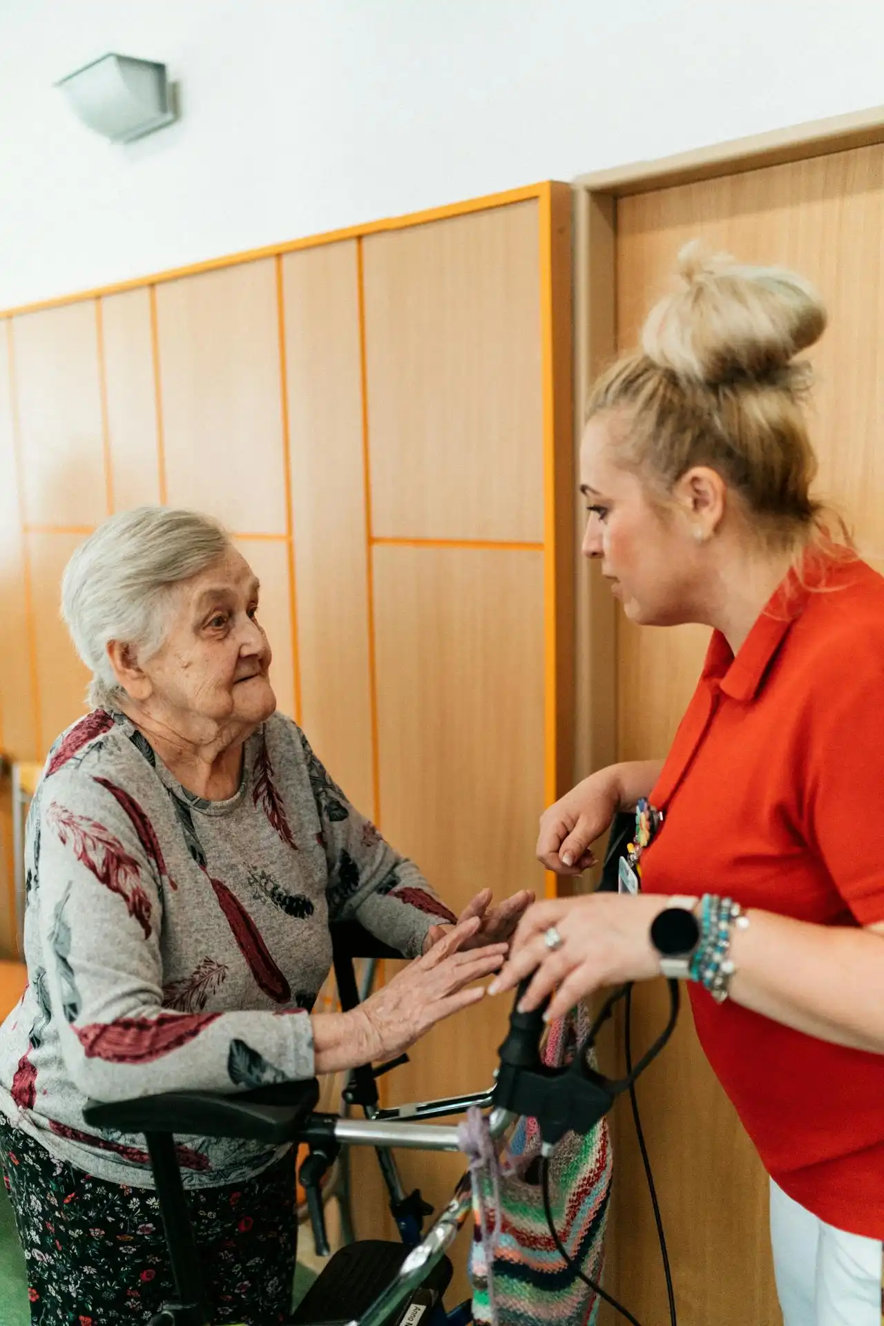 Pasillo de institución geriátrica con atención personalizada